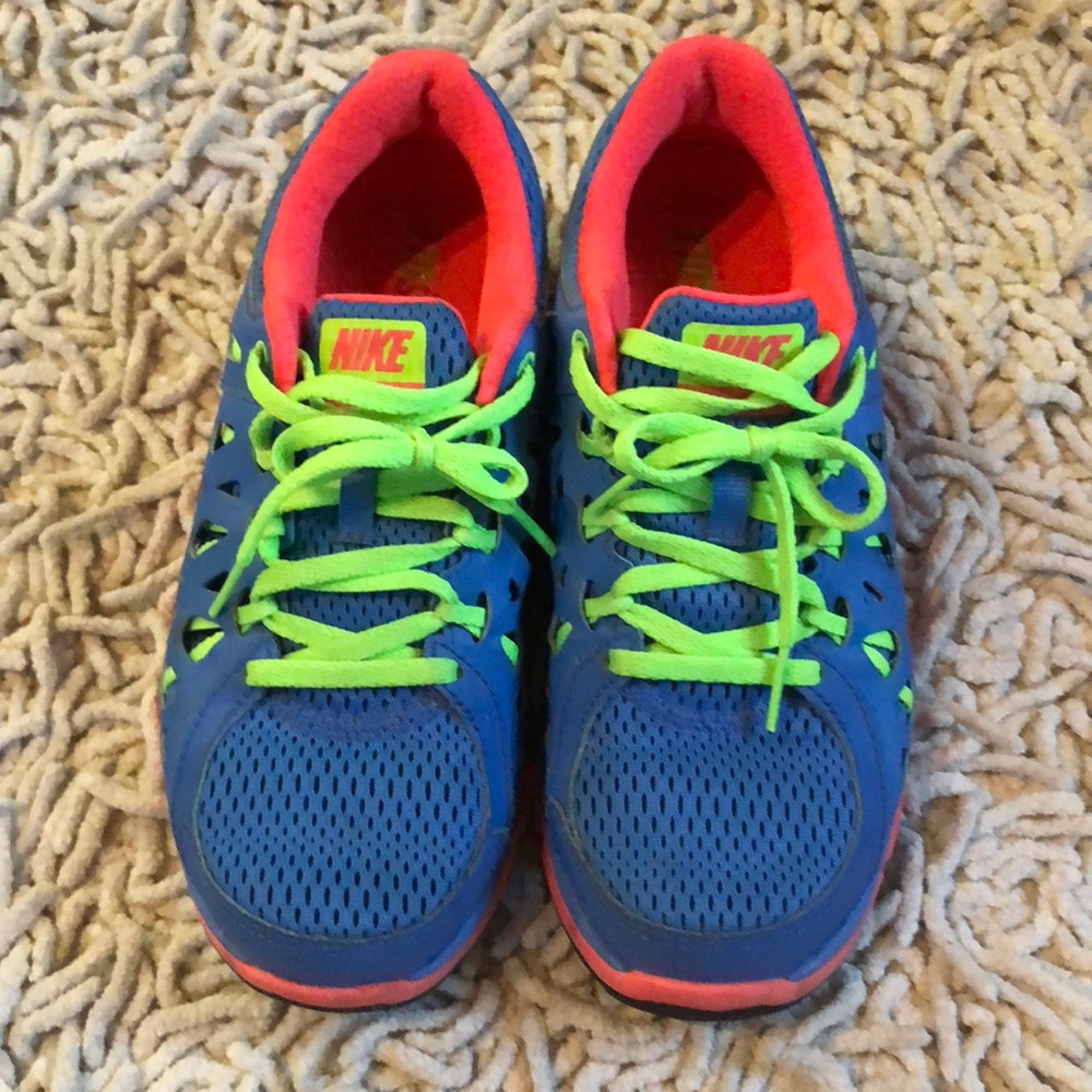 Nike dual fusion tennis shoe